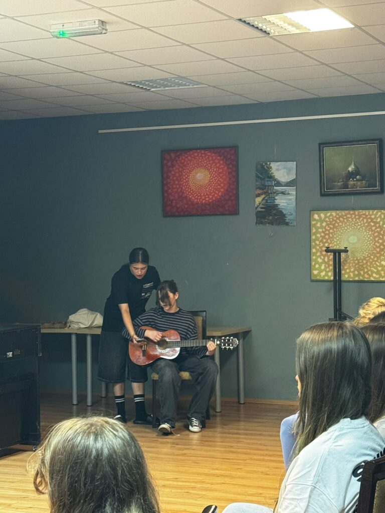 Grupa kolonistów przed szklanym budynkiem Arkadii w Solinie