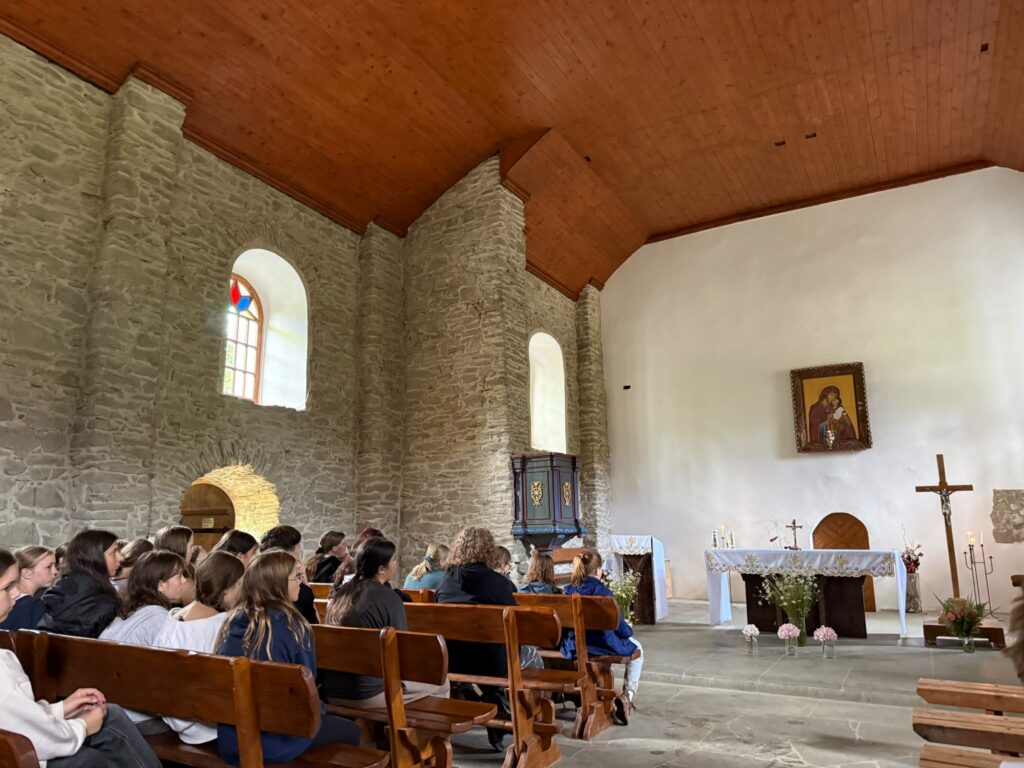 Zdjęcie grupowe kolonistów na zaporze w Solinie, w tle jezioro i góry